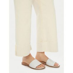 Klapki Lasocki. Białe klapki damskie Lasocki, bez wzorów, bez obcasa. Za 119.99 zł.