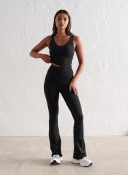 Damskie legginsy rozszerzane, wysoki stan, squat proof dla niskich Sense czarne. Czarne legginsy damskie Aim'n, s, bez wzorów, z elastanu. Za 348.00 zł.