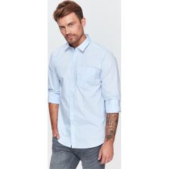 KOSZULA MĘSKA O REGULARNYM KROJU Z NADRUKIEM. Koszule męskie marki TOP SECRET. W wyprzedaży za 39.99 zł.
