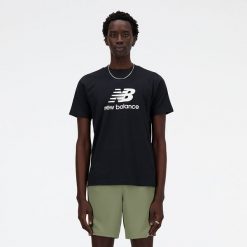 Koszulka męska New Balance MT41502BK – czarna. Czarne koszulki sportowe męskie New Balance, m, bez wzorów, z bawełny, bez kołnierzyka, bez ramiączek. Za 139.99 zł.