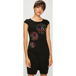 Desigual - Sukienka. Czarne sukienki damskie Desigual, z dzianiny, casualowe, z okrągłym kołnierzem. W wyprzedaży za 319.90 zł.