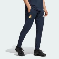 Spodnie Real Madrid Tiro Travel. Niebieskie spodnie sportowe męskie Adidas, l, bez wzorów, z dresówki, do biegania. Za 329.00 zł.