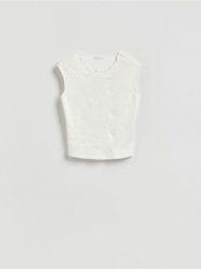 Bluzka z ozdobnym wzorem - biały. Białe bluzki damskie Reserved, l, bez wzorów, z dzianiny, klasyczne, bez kołnierzyka, bez ramiączek. Za 69.99 zł.