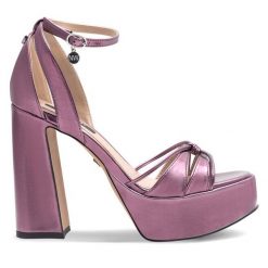 Sandały Nine West. Fioletowe klapki damskie Nine West, bez wzorów, bez obcasa, na słupku, bez zapięcia. Za 199.99 zł.
