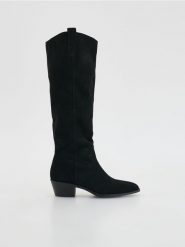 Zamszowe kozaki - czarny. Czarne kozaki damskie Reserved, z zamszu, bez obcasa. Za 299.99 zł.