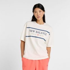 Koszulka damska New Balance WT51910SST – beżowa. Brązowe t-shirty damskie New Balance, l, bez wzorów, z bawełny, klasyczne, bez kołnierzyka. Za 109.99 zł.