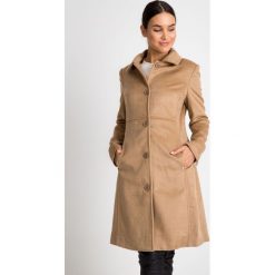 Klasyczny beżowy płaszcz z kołnierzem QUIOSQUE. Brązowe płaszcze damskie QUIOSQUE, z tkaniny, eleganckie. W wyprzedaży za 349.99 zł.