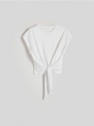 T-shirt z wiązaniem - biały. Białe bluzki damskie Reserved, l, bez wzorów, z bawełny, bez kołnierzyka. W wyprzedaży za 29.99 zł.