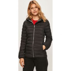 Tommy Jeans - Kurtka. Czarne kurtki damskie Tommy Jeans, m, bez wzorów, z jeansu, z kapturem. W wyprzedaży za 399.90 zł.