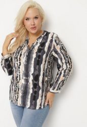 Czarna Koszula w Serek z Wiskozą Zdobiona Abstrakcyjnym Wzorem Cilaira. Czarne bluzki damskie Born2be, plus size, z aplikacjami, z jeansu, biznesowe, bez kołnierzyka, plus size, bez ramiączek. Za 69.99 zł.