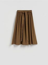 Spódnica z wiskozą - oliwkowy. Zielone spódnice damskie Reserved, l, bez wzorów, z tkaniny, rozkloszowane. Za 149.99 zł.