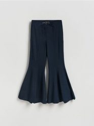 Spodnie flare z wiskozą - granatowy. Niebieskie spodnie materiałowe damskie Reserved, l, bez wzorów, z tkaniny. Za 139.99 zł.