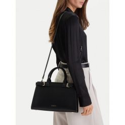 Torebka MEXX. Czarne torebki do ręki damskie Mexx, bez wzorów, klasyczne, bez dodatków. Za 279.99 zł.