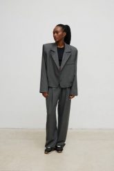Krótka marynarka w kolorze GRAPHITE- AVEN-M/L. Szare żakiety damskie Marsala, l, bez wzorów, z elastanu, eleganckie. W wyprzedaży za 223.96 zł.