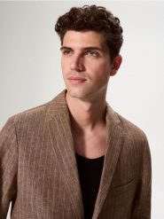 Lniana marynarka regular fit - brązowy. Brązowe marynarki męskie Reserved, bez wzorów. W wyprzedaży za 159.99 zł.