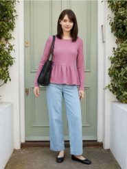 Bluzka z ozdobnymi falbanami - różowy. Czerwone bluzki damskie Sinsay, l, bez wzorów, bez kołnierzyka, bez ramiączek. Za 39.99 zł.