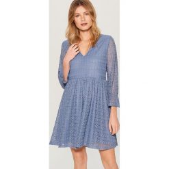 Ażurowa mini sukienka - Fioletowy. Sukienki damskie marki Mohito. Za 119.99 zł.