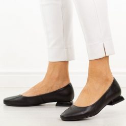 Czarne skórzane czółenka damskie M.Daszyński Ol51-1. Czarne czółenka damskie M.Daszyński, bez wzorów, z jeansu, casualowe, z okrągłym noskiem, bez obcasa, na obcasie, bez zapięcia. Za 219.00 zł.