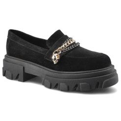 Półbuty damskie Carinii, Wykonane z miękkiego materiału zamszowego z gładką cholewką klasycznym wycięciem ozdobnym łańcuszkiem z metalowym detalem or. Czarne półbuty damskie Carinii, bez wzorów, ze skóry, biznesowe, bez obcasa, na obcasie, bez zapięcia. Za 339.99 zł.
