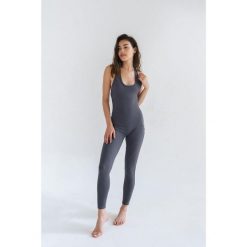 Kombinezon do jogi Moonholi Marbella z odkrytymi plecami. Szare obuwie sportowe damskie MOONHOLI, bez wzorów, na fitness i siłownię. Za 499.00 zł.