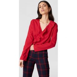 NA-KD Boho Bluzka z asymetryczną falbaną - Red. Bluzki damskie marki NA-KD Boho. W wyprzedaży za 36.47 zł.