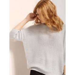 SWETER DŁUGI RĘKAW DAMSKI Z ZAMKIEM LUŹNY. Swetry damskie marki TOP SECRET. W wyprzedaży za 49.99 zł.