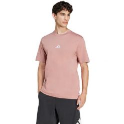 Koszulka męska adidas Essentials Small Logo Single Jersey. Czerwone koszulki sportowe męskie Adidas, m, bez wzorów, z jersey, bez kołnierzyka, bez ramiączek. Za 95.00 zł.