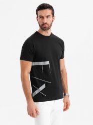 Męska koszulka z bawełnianego jerseyu z dużym bocznym napisem – czarna V1 OM-TSPT-0213 - XXL. Czarne koszulki sportowe męskie Ombre Clothing, l, z aplikacjami, z bawełny, klasyczne, bez kołnierzyka. W wyprzedaży za 49.99 zł.