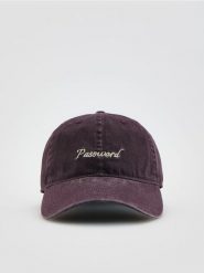 Czapka z haftowanym napisem - ciemnofioletowy. Fioletowe czapki i kapelusze damskie Reserved, bez wzorów. Za 59.99 zł.