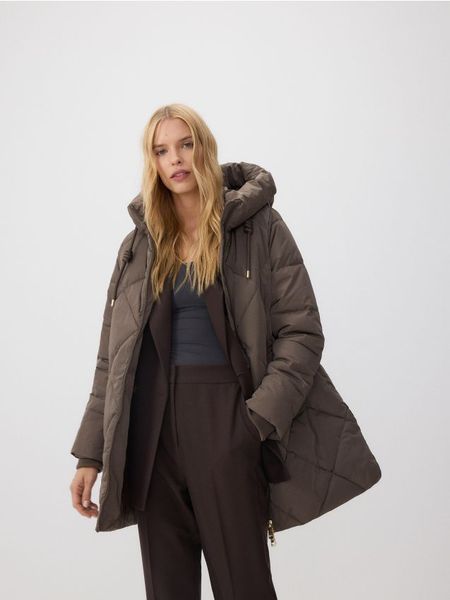 Pikowana kurtka z kapturem - brązowy. Brązowe kurtki damskie Reserved, l, bez wzorów, z tkaniny, z kapturem. Za 329.99 zł.