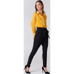 NA-KD Eleganckie spodnie z wiązaniem - Black. Spodnie materiałowe damskie marki NA-KD. Za 161.95 zł.
