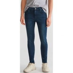 Spodnie jeansowe skinny - Granatowy. Spodnie materiałowe męskie Reserved. W wyprzedaży za 89.99 zł.