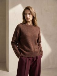 Luźny sweter z okrągłym dekoltem - brązowy. Brązowe swetry damskie Sinsay, l, bez wzorów, bez kołnierzyka, bez ramiączek, bez kaptura. Za 49.99 zł.