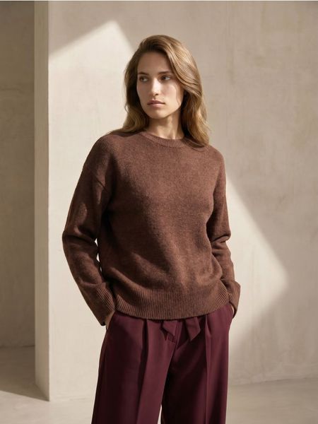 Luźny sweter z okrągłym dekoltem - brązowy. Brązowe swetry damskie Sinsay, l, bez wzorów, bez kołnierzyka, bez ramiączek, bez kaptura. Za 49.99 zł.