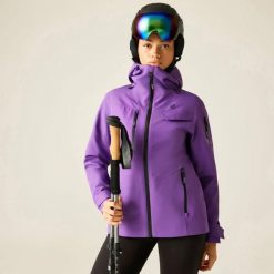 Damska kurtka narciarska Altitude Guard 3-warstwowa. Fioletowe kurtki snowboardowe damskie Dare 2b, l, bez wzorów, z materiału, długie, z kapturem, narciarskie. Za 646.50 zł.