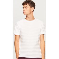 T-shirt z dzianiny strukturalnej - Biały. Białe t-shirty męskie Reserved, z dzianiny. Za 59.99 zł.