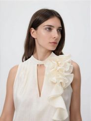 Bluzka z ozdobną aplikacją - złamana biel. Bluzki damskie Reserved, l, z aplikacjami, z lyocellu, bez kołnierzyka, bez ramiączek. Za 149.99 zł.