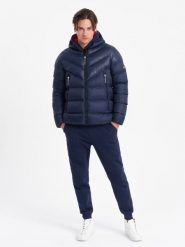 Nowoczesna pikowana męska kurtka z łączonych materiałów – granatowa V2 OM-JAHP-0145 - XXL. Niebieskie kurtki męskie Ombre Clothing, l, bez wzorów, z materiału, bez kaptura. W wyprzedaży za 169.99 zł.
