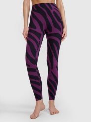 LEGGINSY DAMSKIE 4F DO JOGI SZYBKOSCHNĄCE KOLOR FIOLETOWY. Fioletowe legginsy sportowe damskie 4f, l, bez wzorów, z materiału, długie, na fitness i siłownię. Za 169.99 zł.