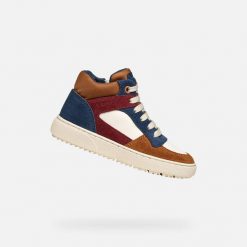 Sneakersy dla chłopców Geox Theleven A Suede. Białe trampki i tenisówki chłopięce Geox, bez wzorów, z gumy, bez zapięcia. Za 281.50 zł.