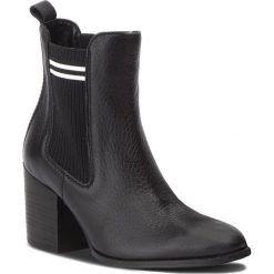 Botki TOMMY JEANS - Sock Mid Heel Chelse EN0EN00326 Black 990. Kozaki damskie marki Tommy Jeans. W wyprzedaży za 419.00 zł.