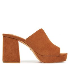 Klapki DeeZee. Brązowe klapki damskie DeeZee, bez wzorów, bez obcasa. Za 149.99 zł.