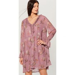 Sukienka oversize z żabotem - Różowy. Sukienki damskie marki Mohito. Za 129.99 zł.