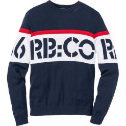 Sweter Regular Fit bonprix ciemnoniebieski. Niebieskie swetry przez głowę męskie bonprix, z nadrukiem, z kontrastowym kołnierzykiem. Za 59.99 zł.