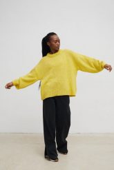 Sweter oversize z bufiastymi rękawami w kolorze LEMON - RIVERO-UNI. Niebieskie swetry damskie Marsala, na lato, bez wzorów, z wełny, bez kołnierzyka, bez ramiączek, bez kaptura. Za 249.90 zł.