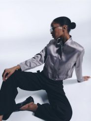 Kurtka z połyskującej tkaniny - ciemnozielony. Zielone kurtki damskie Reserved, l, bez wzorów, z tkaniny, bez kaptura. W wyprzedaży za 55.99 zł.