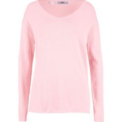 Luźniejszy sweter bonprix pastelowy jasnoróżowy. Czerwone swetry damskie bonprix, bez wzorów, bez kołnierzyka, bez ramiączek, bez kaptura. Za 37.99 zł.