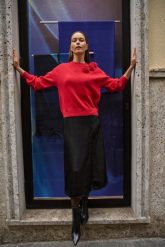 Sweter z różą czerwony. Czerwone swetry damskie MOODO, l, bez wzorów, z elastanu, bez kołnierzyka, bez ramiączek, bez kaptura. Za 139.99 zł.