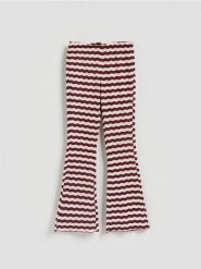 Wzorzyste spodnie flare - bordowy. Czerwone spodnie materiałowe damskie Reserved, l, bez wzorów, z dzianiny. Za 89.99 zł.