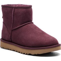Buty UGG - W Classic Mini II 1016222 W/Port. Fioletowe kozaki damskie UGG, ze skóry. W wyprzedaży za 479.00 zł.